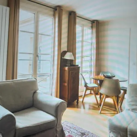 1 Minute Gare Montparnasse , Center, Awsome Place, Close To Eiffel Tour And Louvre Meusm , Front Metro