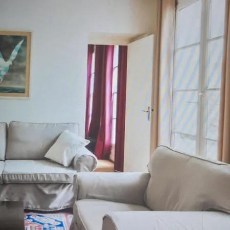 1 Minute Gare Montparnasse , Center, Awsome Place, Close To Eiffel Tour And Louvre Meusm , Front Metro * Париж