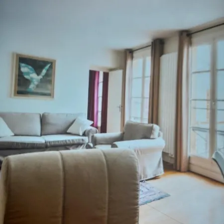 1 Minute Gare Montparnasse , Center, Awsome Place, Close To Eiffel Tour And Louvre Meusm , Front Metro * Париж