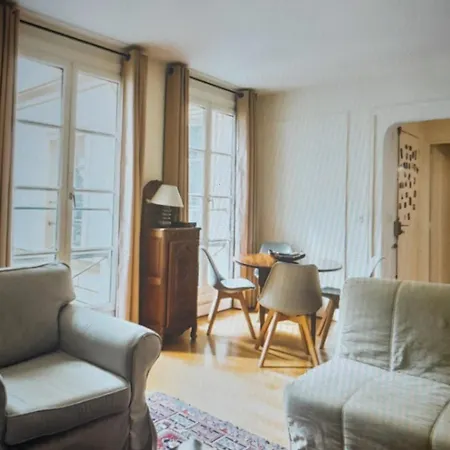 1 Minute Gare Montparnasse , Center, Awsome Place, Close To Eiffel Tour And Louvre Meusm , Front Metro * Париж