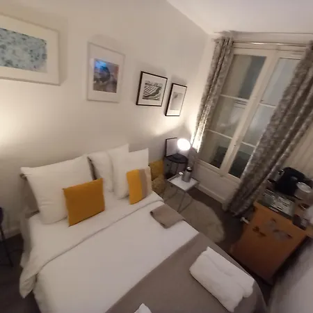 1 Minute Gare Montparnasse , Center, Awsome Place, Close To Eiffel Tour And Louvre Meusm , Front Metro Апартаменты *