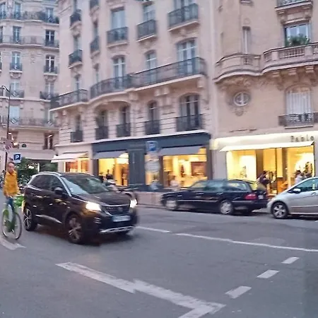 1 Minute Gare Montparnasse , Center, Awsome Place, Close To Eiffel Tour And Louvre Meusm , Front Metro Париж