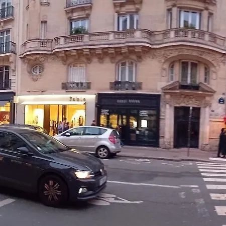1 Minute Gare Montparnasse , Center, Awsome Place, Close To Eiffel Tour And Louvre Meusm , Front Metro * Париж